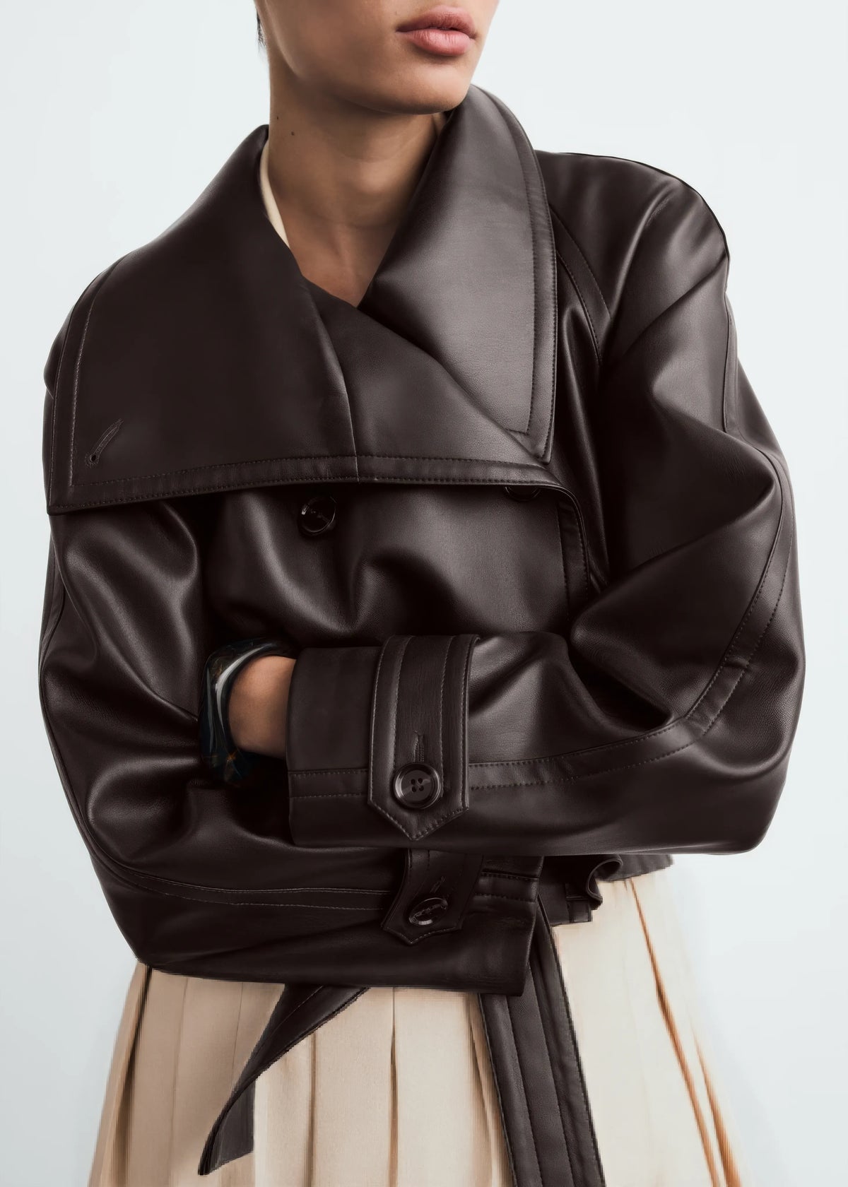 Ambre – The Iconic Belted Leather Look