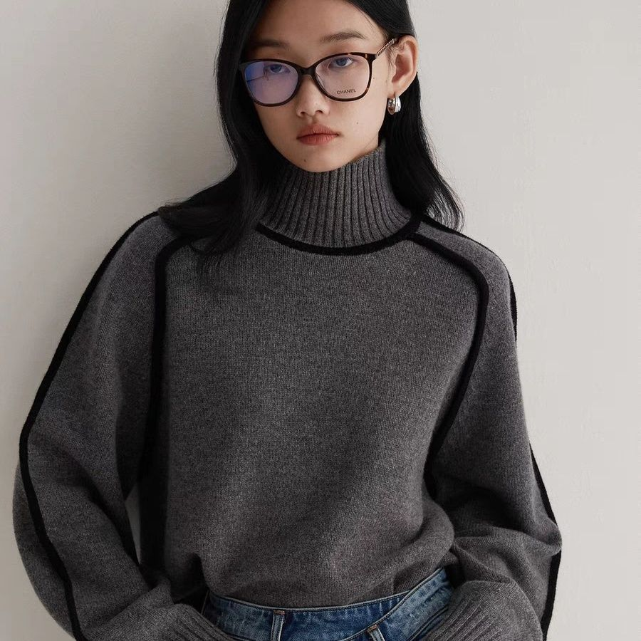 THERESA – RELAXED HIGH-NECK SWEATER