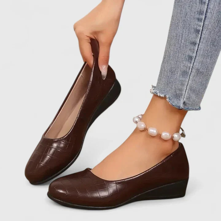 CARLY – ELEGANT EVERYDAY FLATS